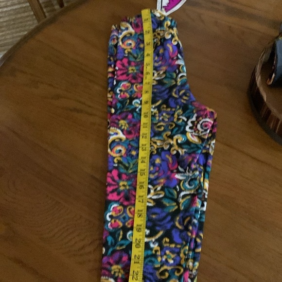 BUNDLE OF 4 Pairs of Floral and Paisley Leggings Size M NWT gifted - Picture 14 of 14